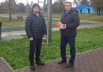 В сквере поселка Комаричи Брянской области устанавливают камеры видеонаблюдения