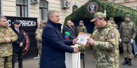 Губернатор Брянской области Александр Богомаз вручил командиру БАРС-Брянск новые автомобили, сертификат на 100 радиостанций и 5 дизельных генераторов - Газета Почепское слово