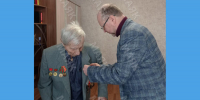 На Брянщине новозыбковским ветеранам в преддверии 80-летия Победы вручают юбилейную медаль - Газета Почепское слово